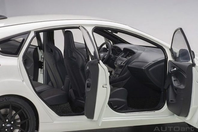 ۸۰۰-۷۲۹۵۱-autoart-ford-focus-rs-white-interior2-680×453