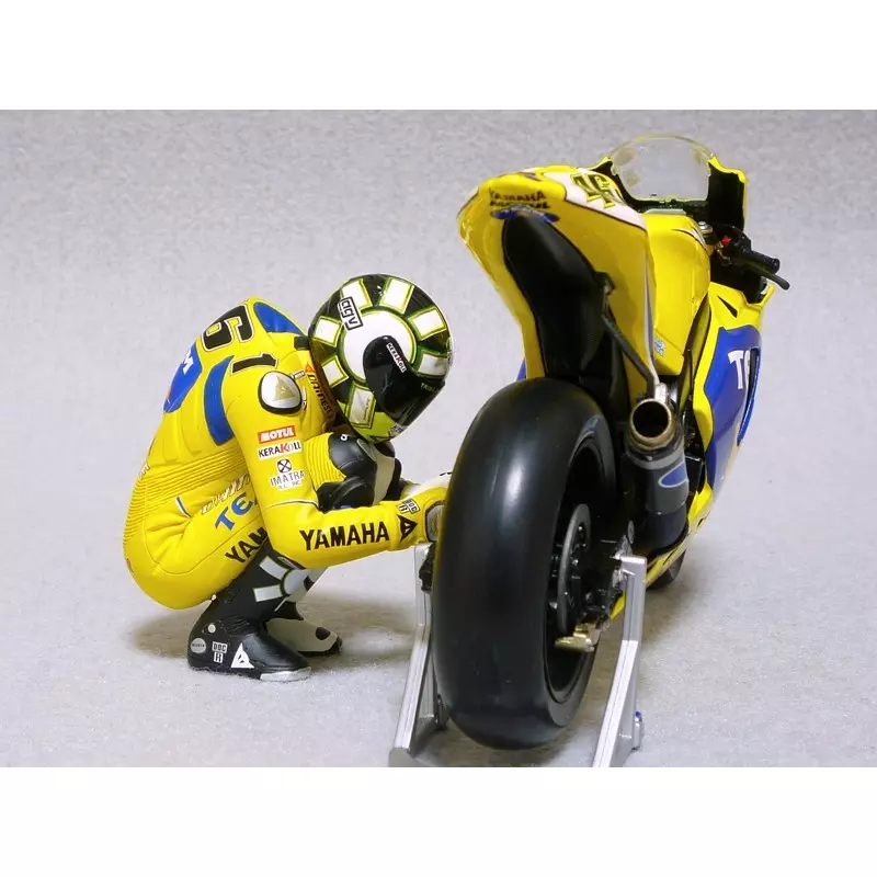 figurine-1-12-valentino-rossi-moto-gp-2006-minichamps-312060046 (1)
