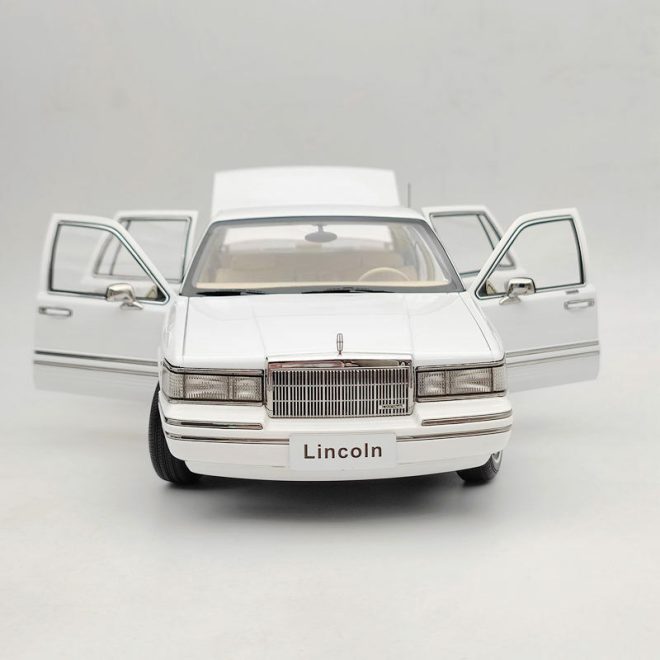 ماکت ماشین Lincoln Towncar V8 مقیاس 1/18